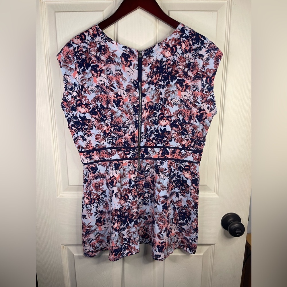 Mortherhood short sleeve floral blouse with zipper in the back. - Picture 7 of 8